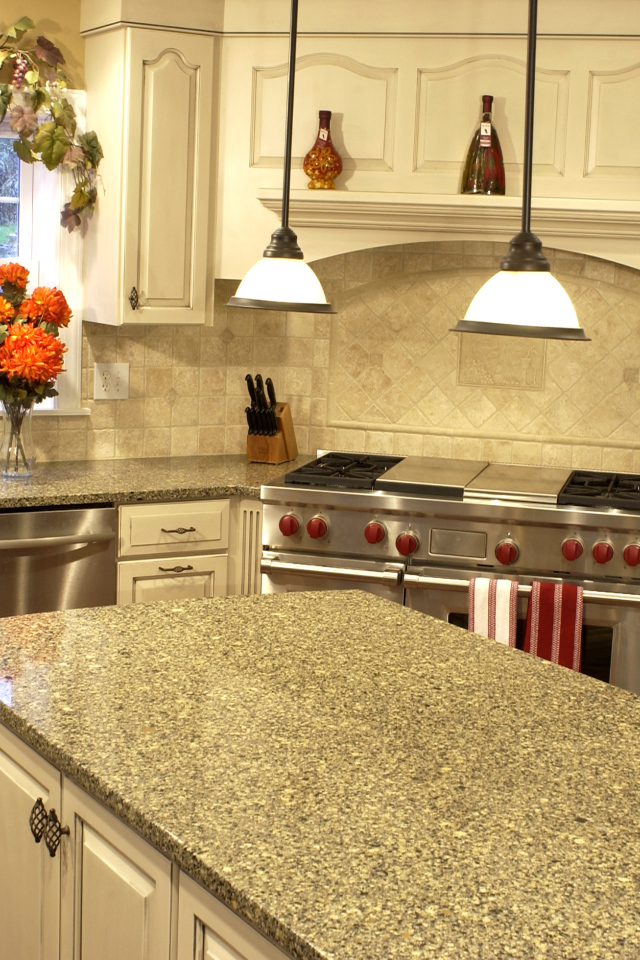 Кран на столе в кухне