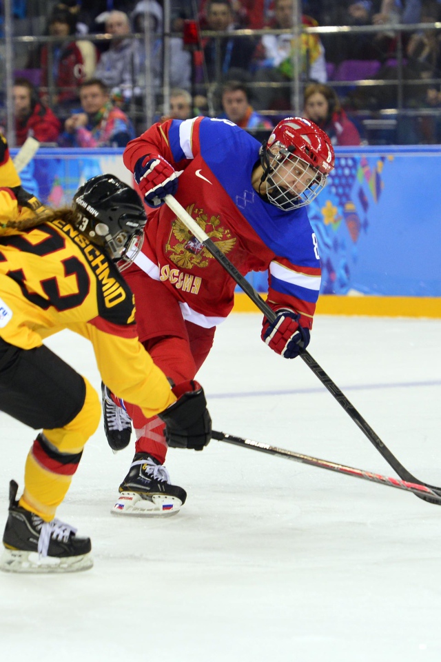 Борьба за шайбу в хоккее на Олимпиаде в Сочи