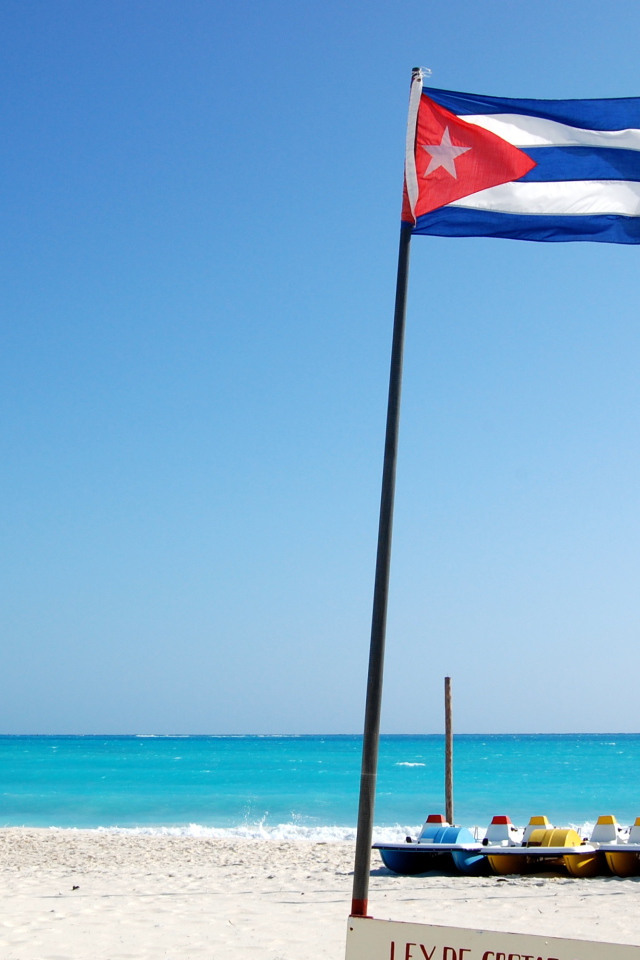 Флаг Кубы на пляже на курорте Кайо Ларго, Куба