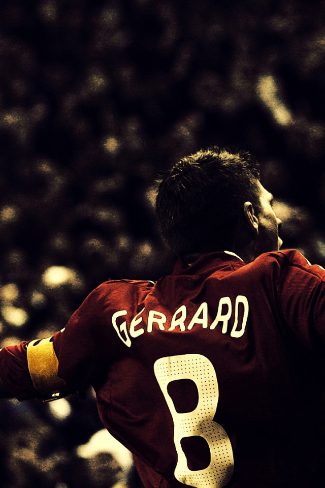 Футболист празднует гол