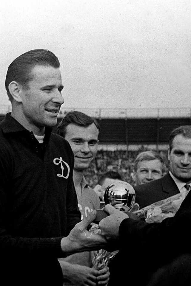 Футболист Лев Яшин получает награду