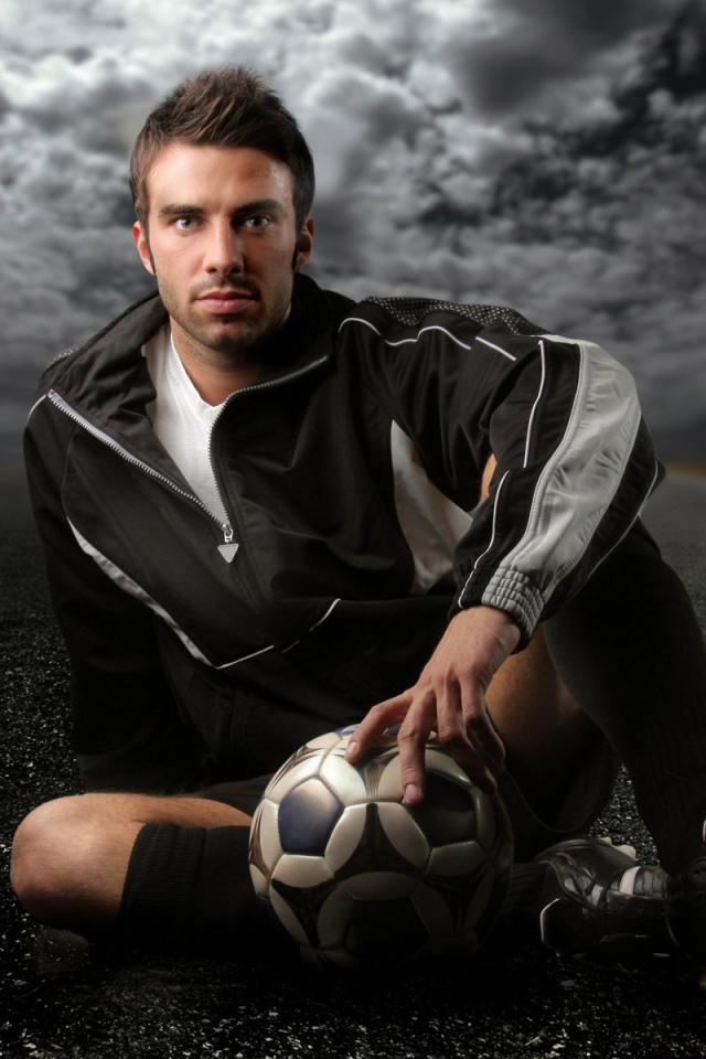 Футболист на дороге