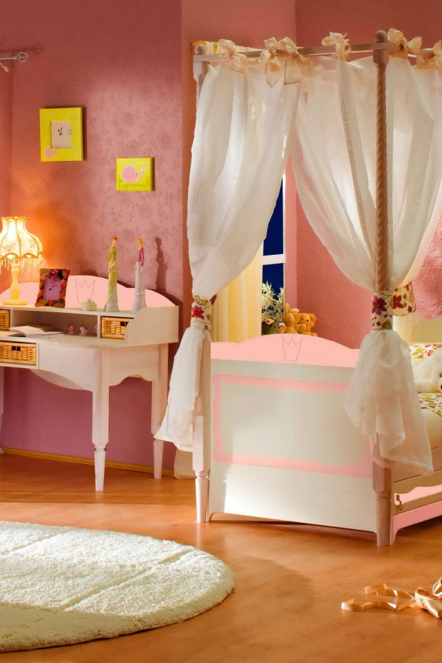 Кровать с балдахином в детской комнате