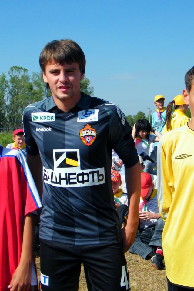 Георгий Щенников защитник ЦСКА с болельщиками