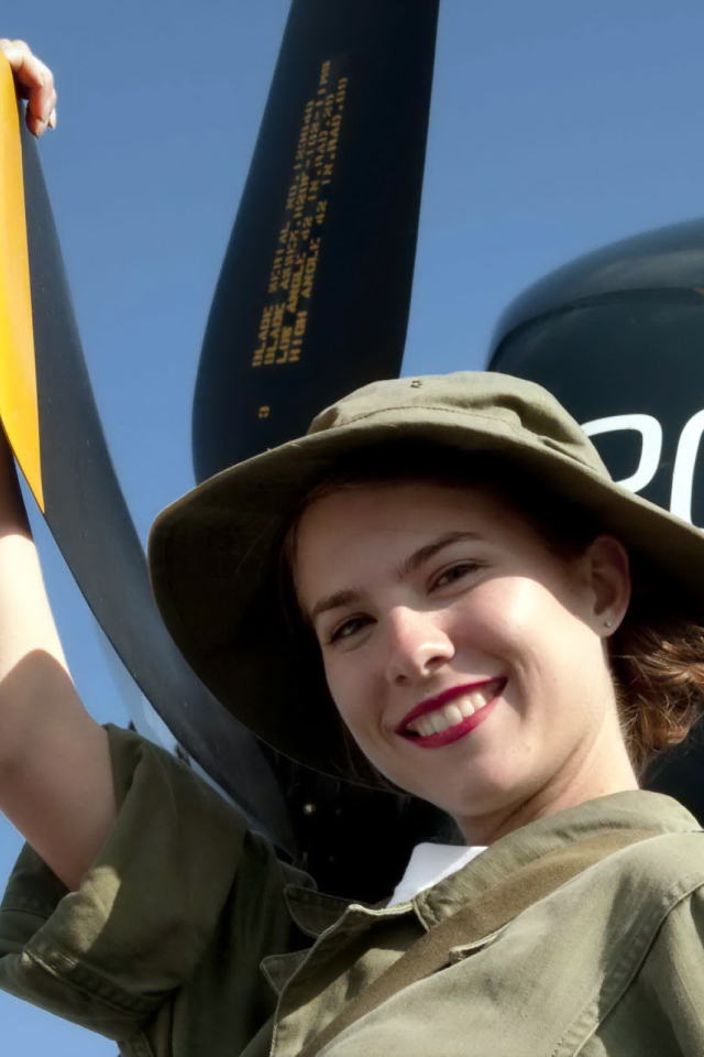 Девушка около самолета