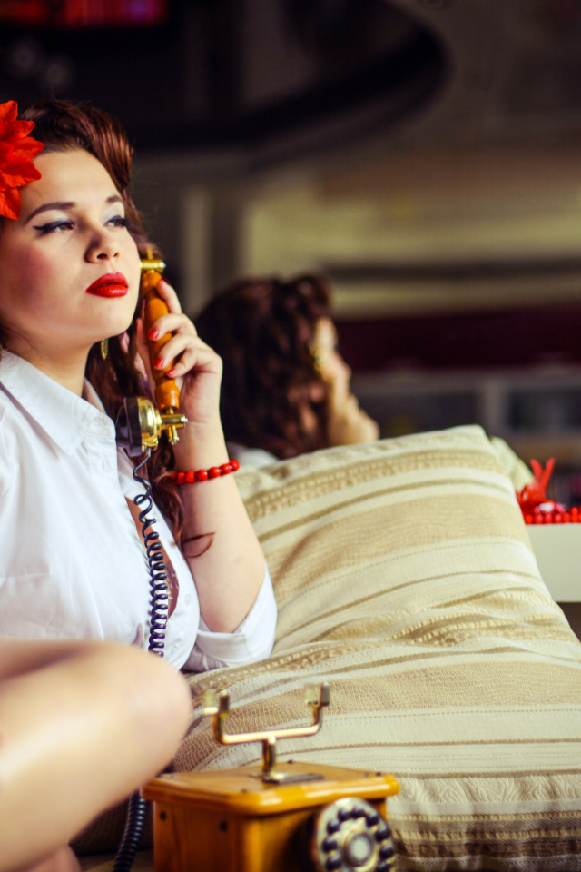 Девушка и ретро телефон