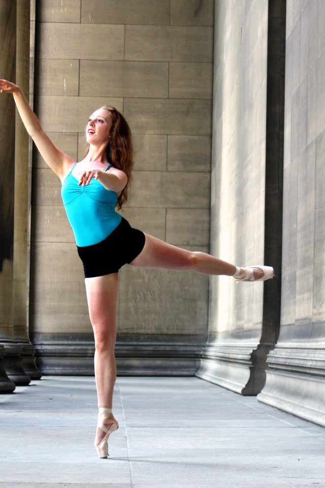 Девушка балерина среди колонн