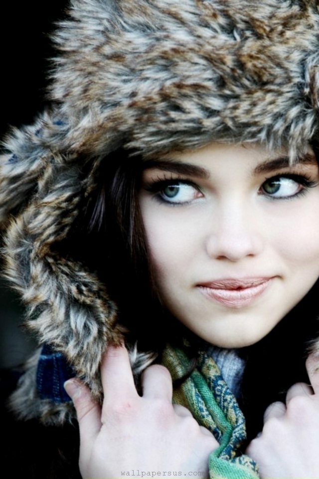 Девушка в меховой шапке