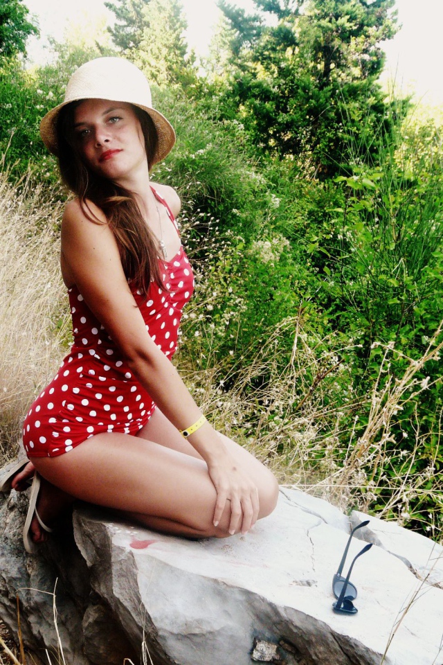 Девушка в красном купальнике