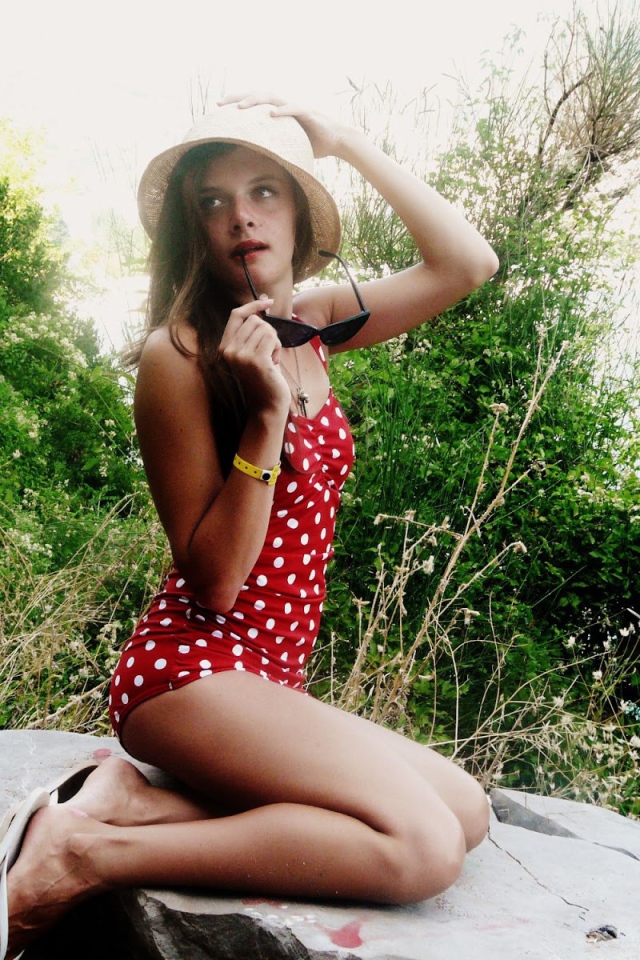 Девушка в купальнике в горошек