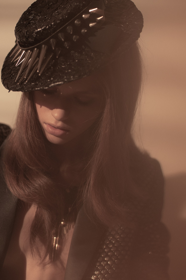 Девушка в чёрной шляпе