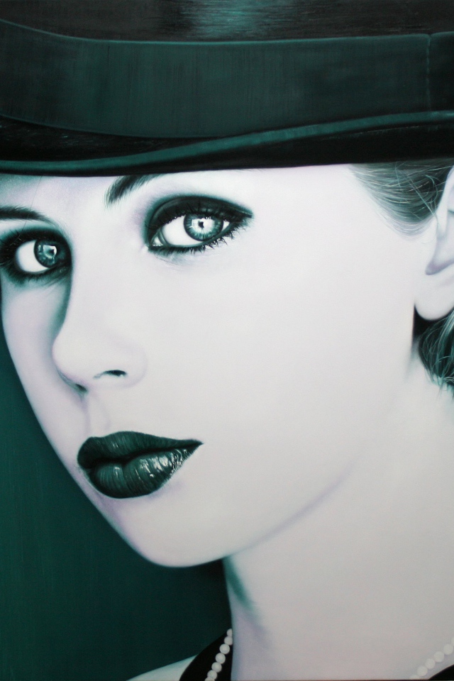 Девушка в чёрной шляпе и с чёрной помадой