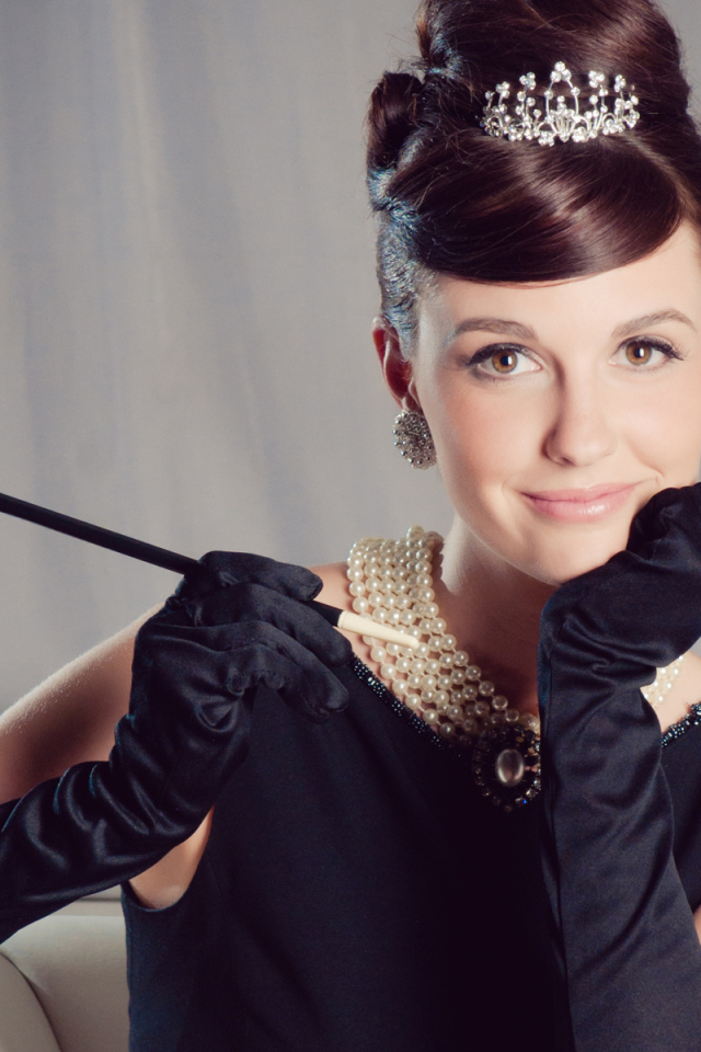 Девушка в чёрном наряде