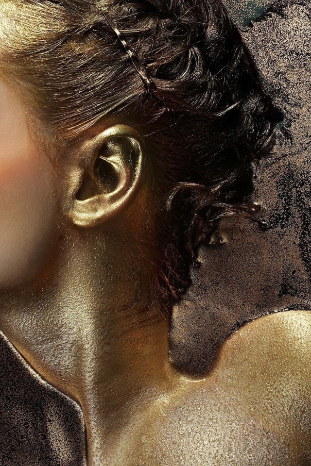 Девушка в золотой пыльце