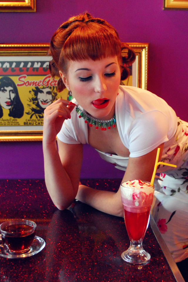 Девушка в кафе