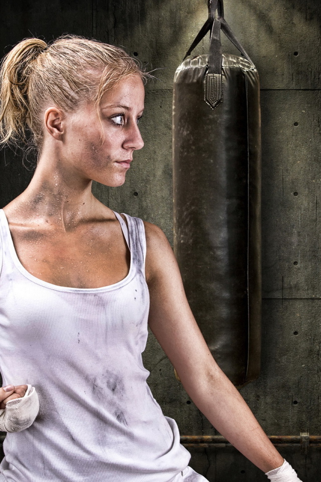 Девушка на тренировке