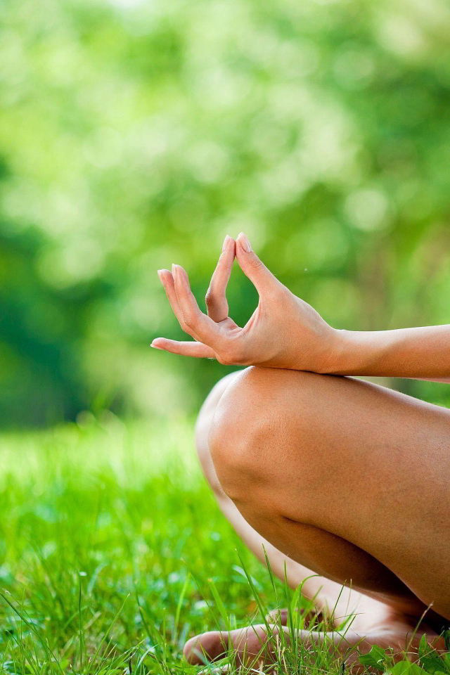 Девушка медитирует