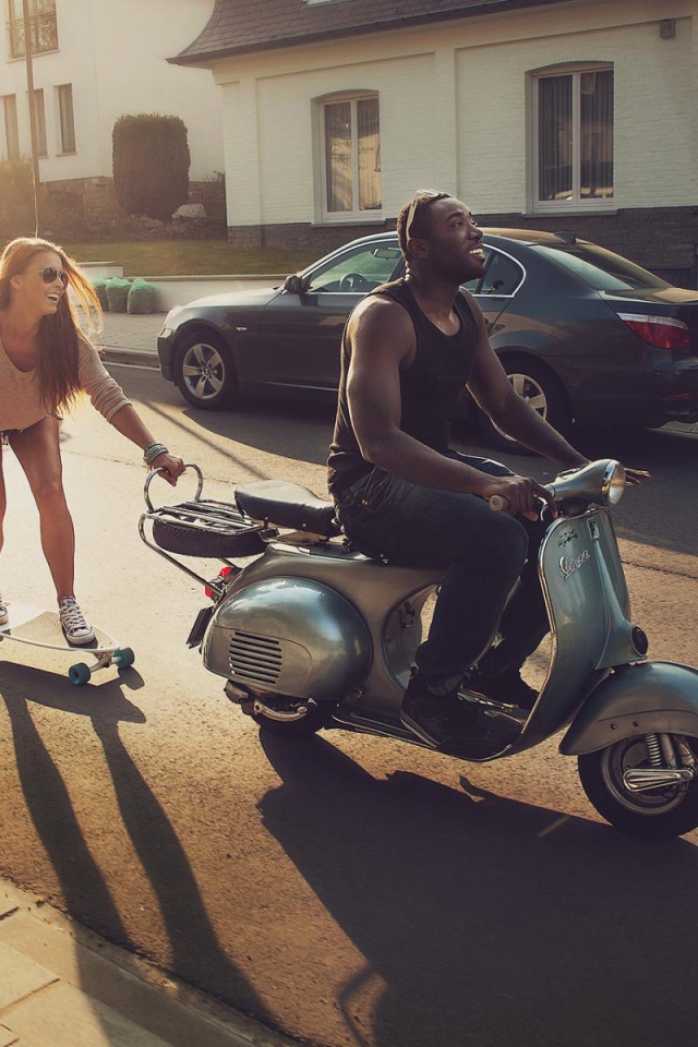 Девушка едет на скейтборде