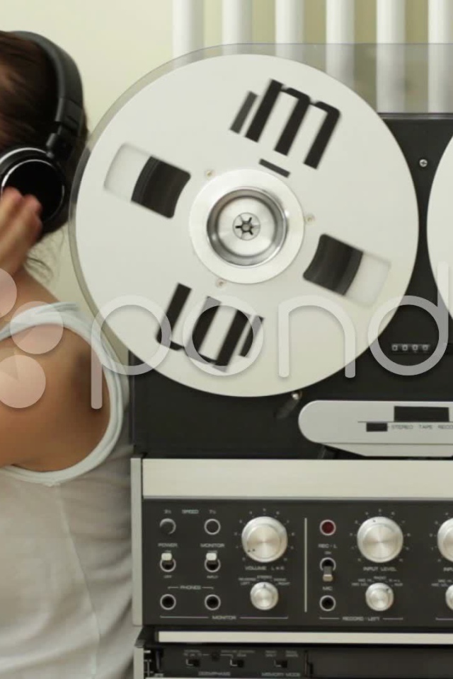 Девушка меломанка