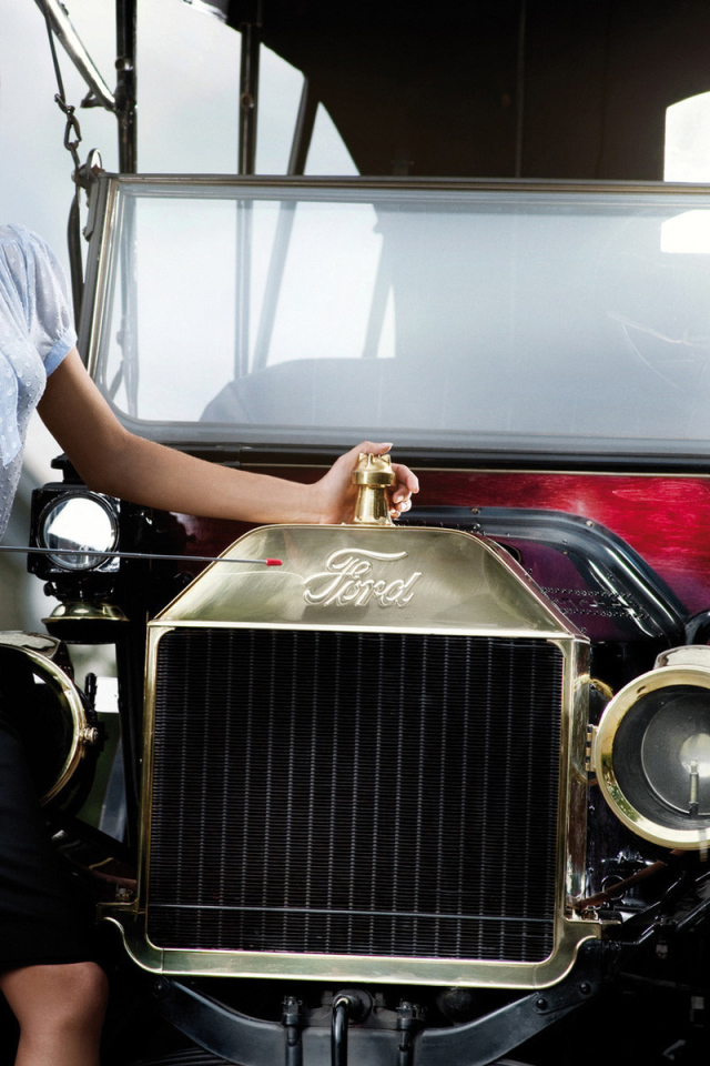 Девушка возле автомобиля Ford