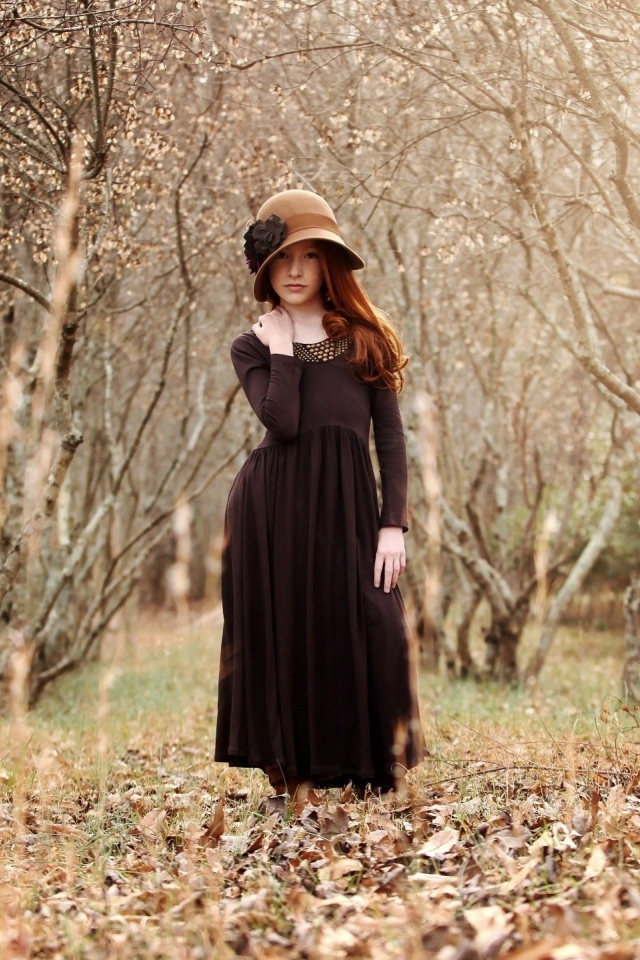 Девушка на осенней листве