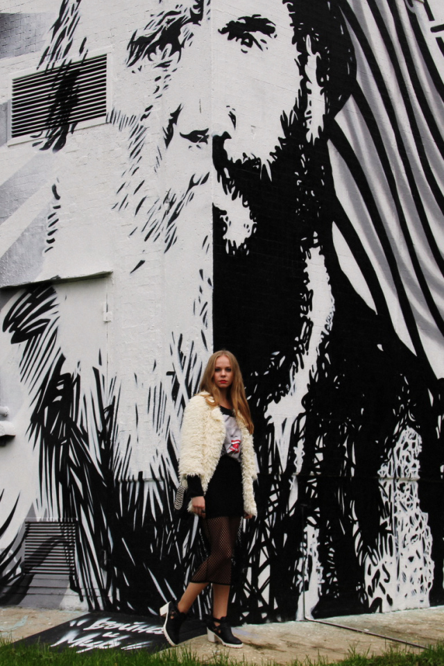 Девушка на фоне граффити