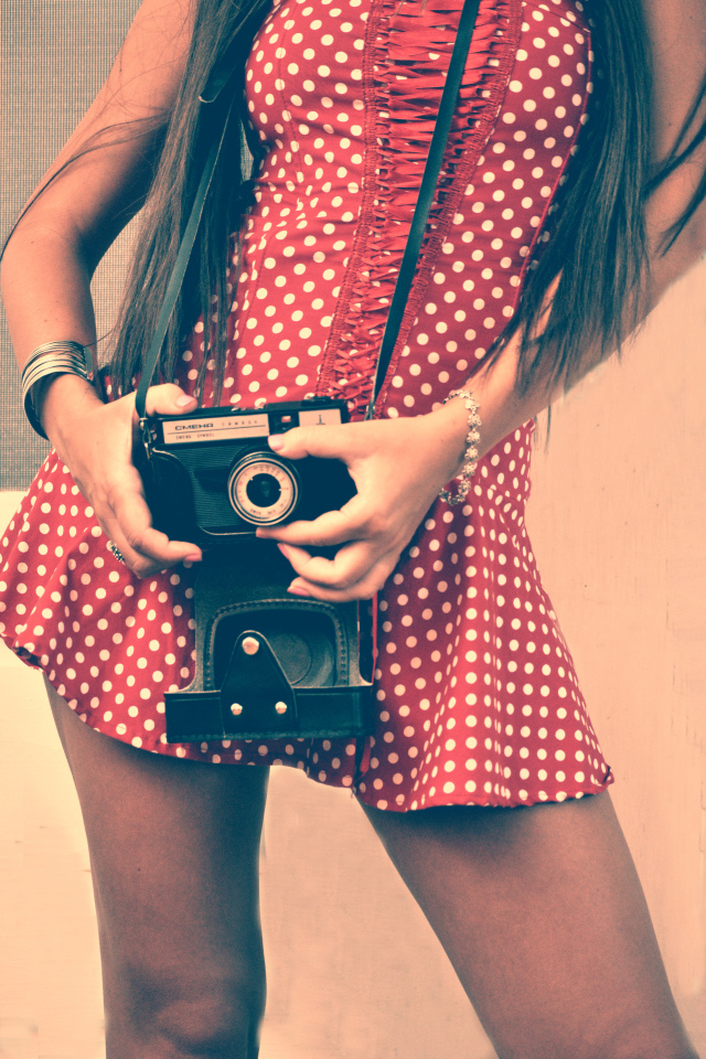 Девушка фотографирует себя