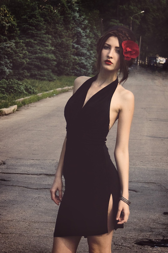 Девушка с цветком в волосах