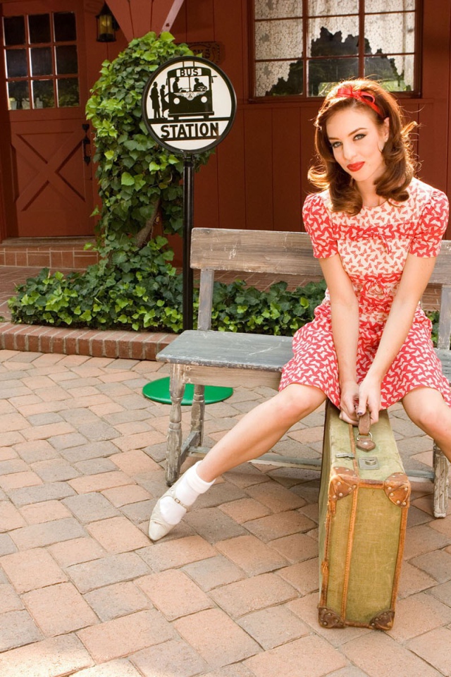 Девушка с чемоданом