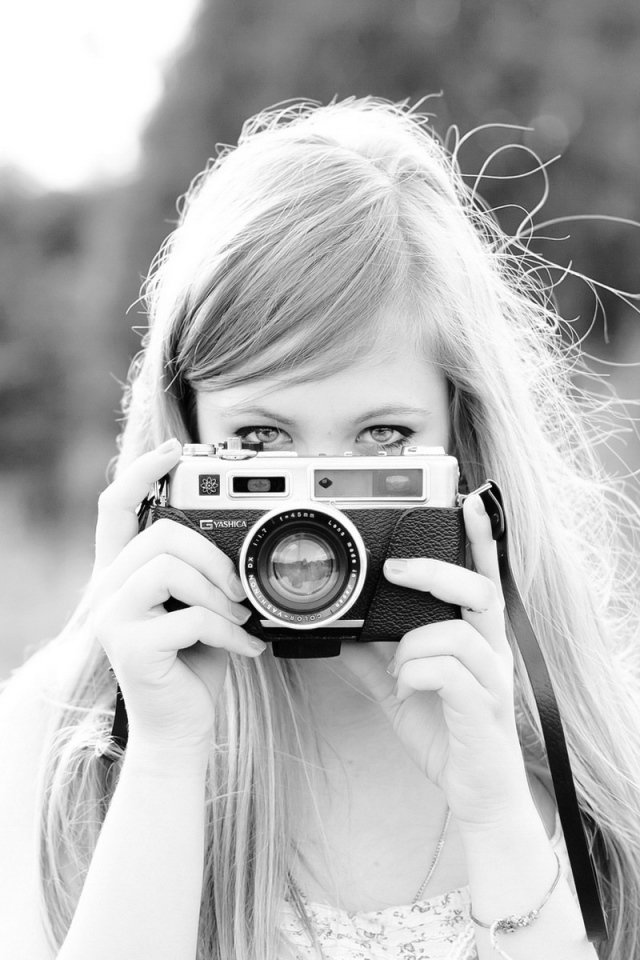 Девушка с фотоаппаратом, чёрно-белое фото