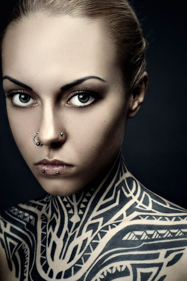 Девушка с пирсингом и татуировкой