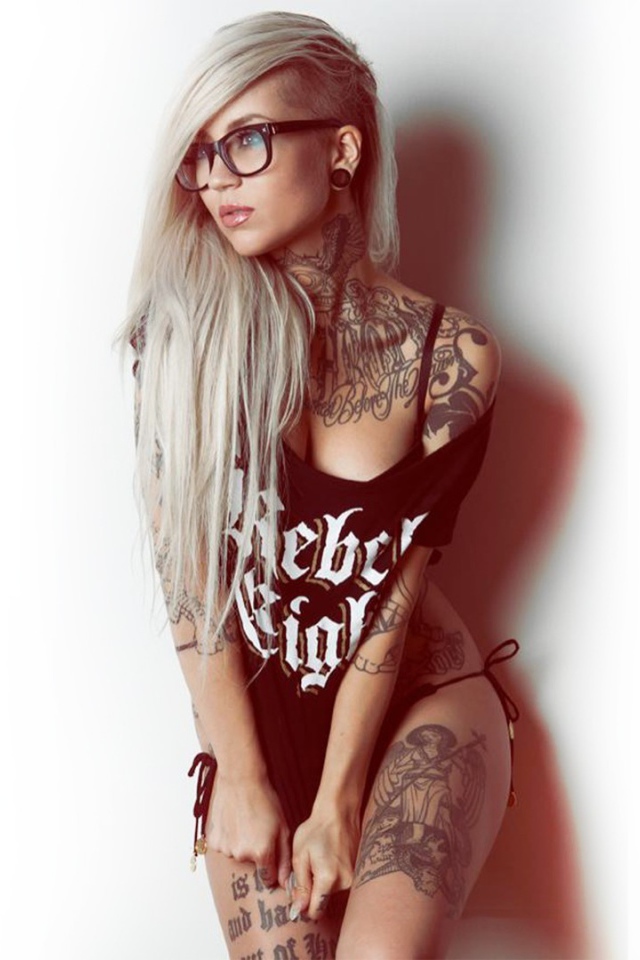 Девушка с тату