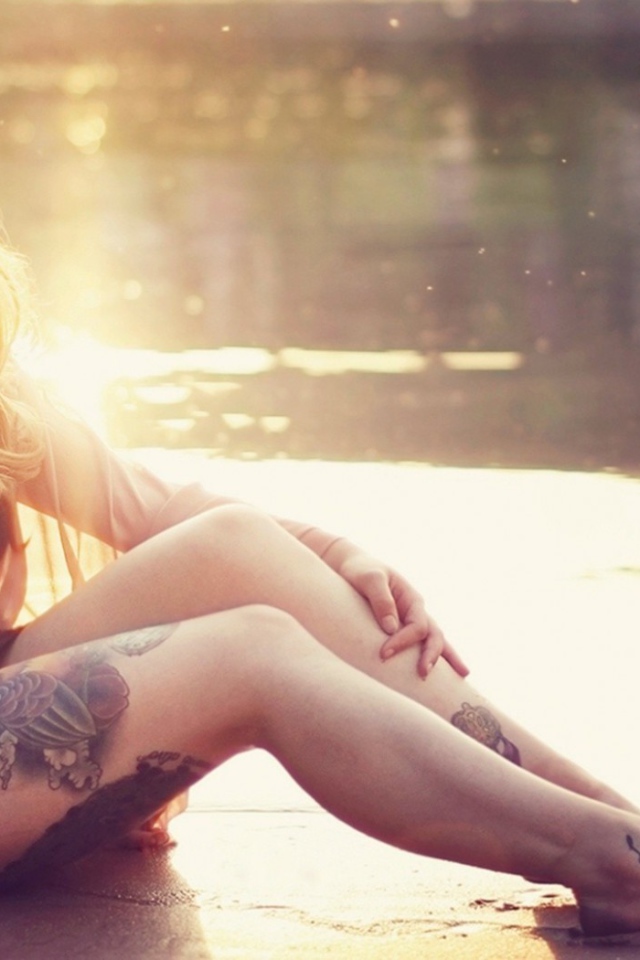 Девушка с татуировкой на ноге