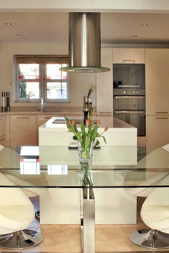 Стеклянный стол в столовой