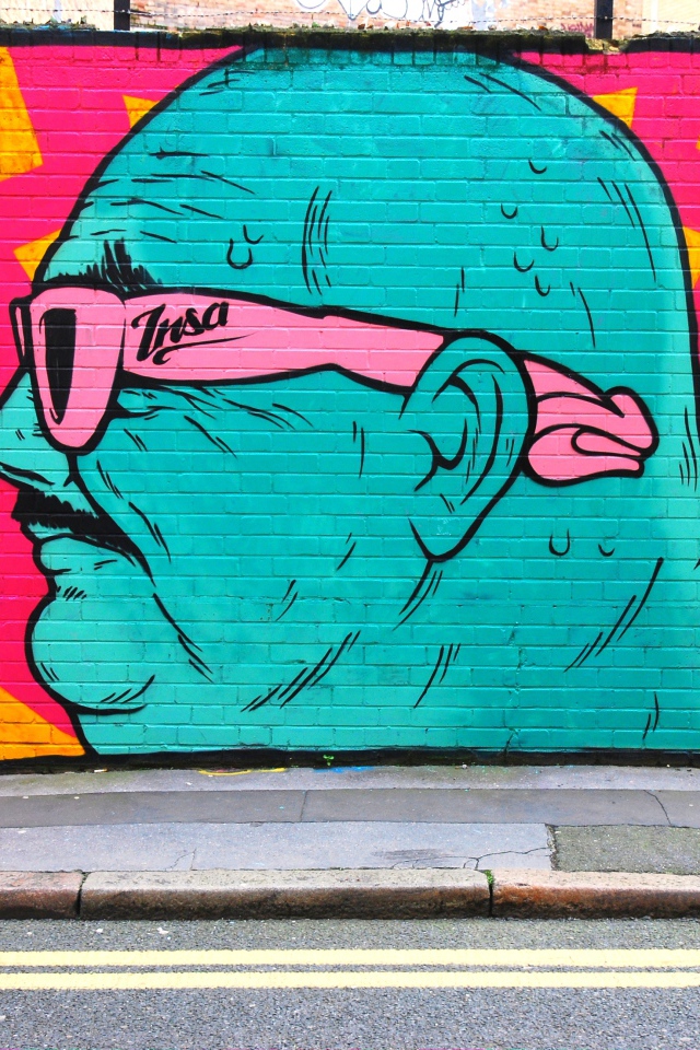 Граффити, синий человек в розовых очках