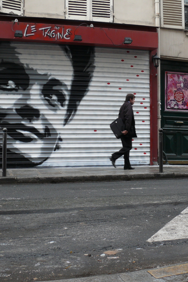 Граффити с улыбающимся человеком