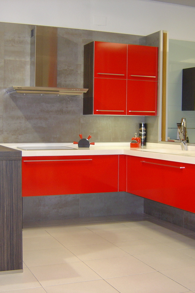 Серый и красный цвет на кухне