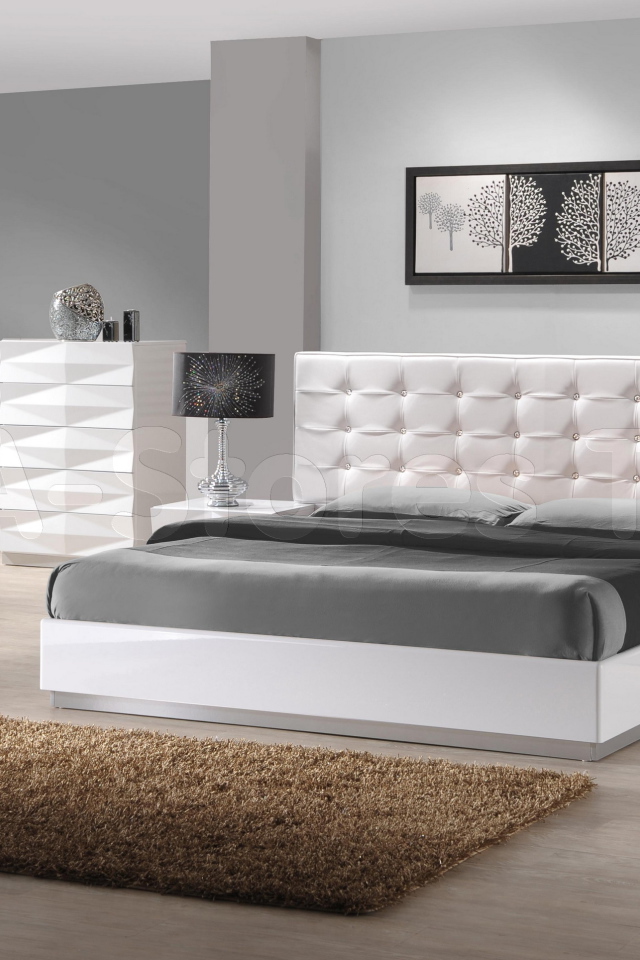 Серая кровать в спальне