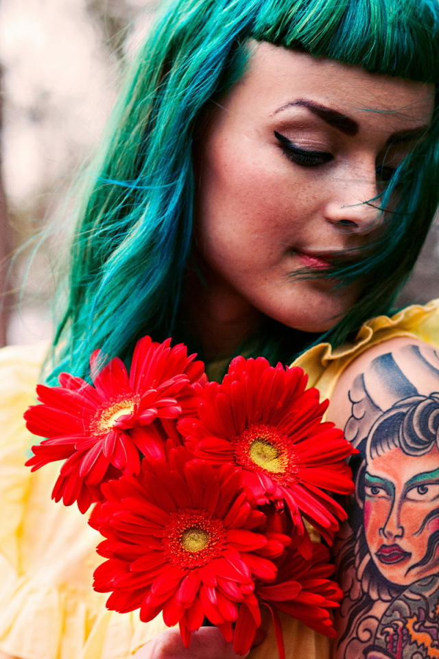 Зеленоволосая девушка с тату