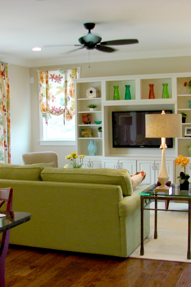 Зеленый диван в гостиной