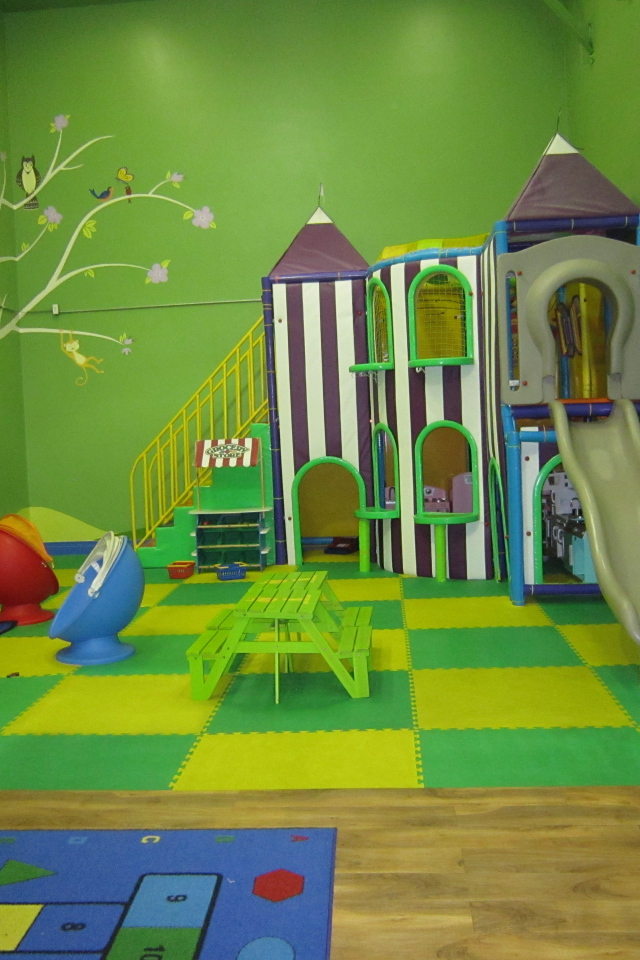 Зеленые стены в детской комнате