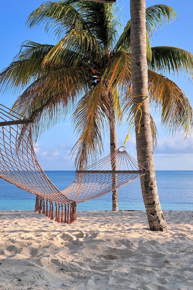 Гамак на пляже на курорте Гуардалавака, Куба