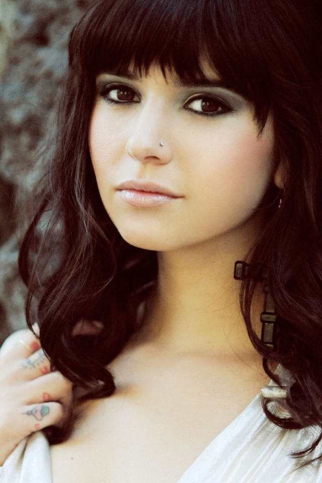 Ханна с тату на пальцах