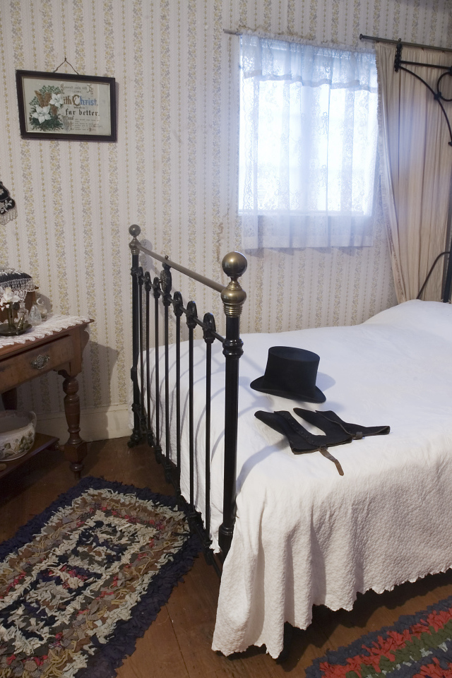 Шляпа на кровати в спальне