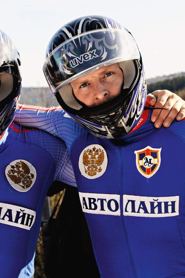 Обладатели золотых медалей в дисциплине бобслей Алексей Воевода и Александр Зубков из России