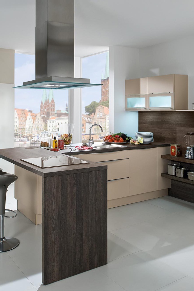 Вытяжка над столом в кухне