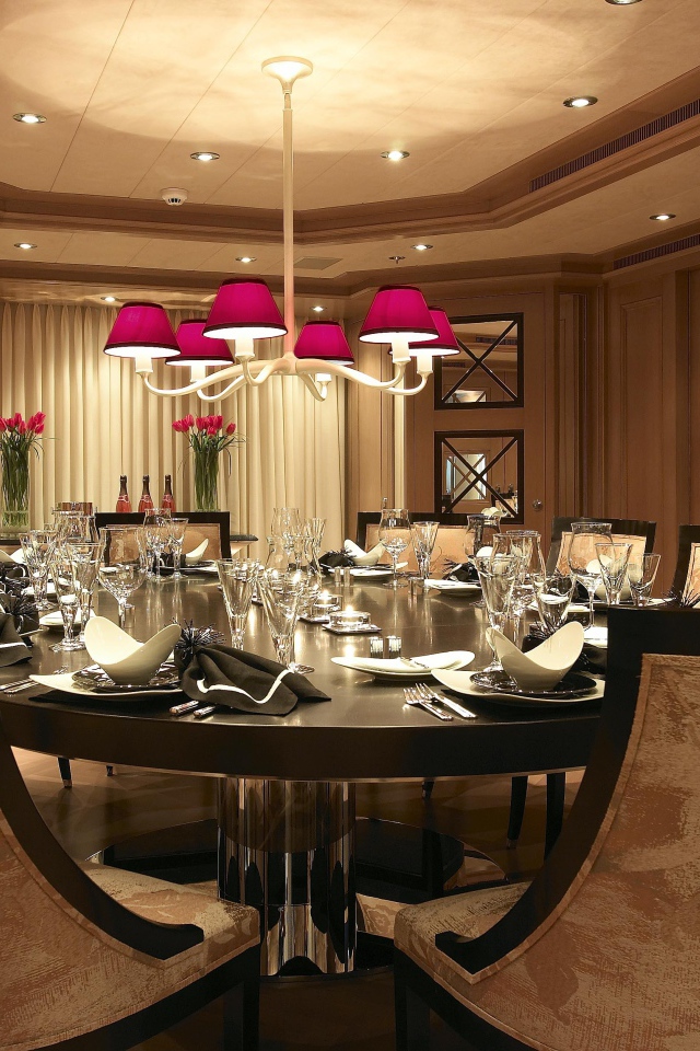 В столовой все готово для приема гостей