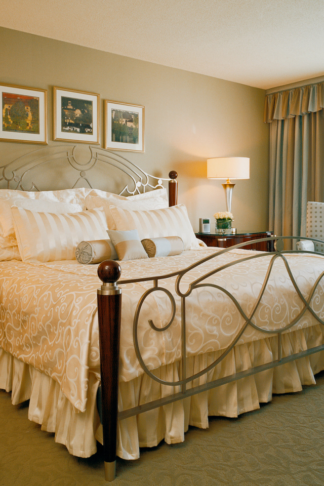 Железная кровать в спальне