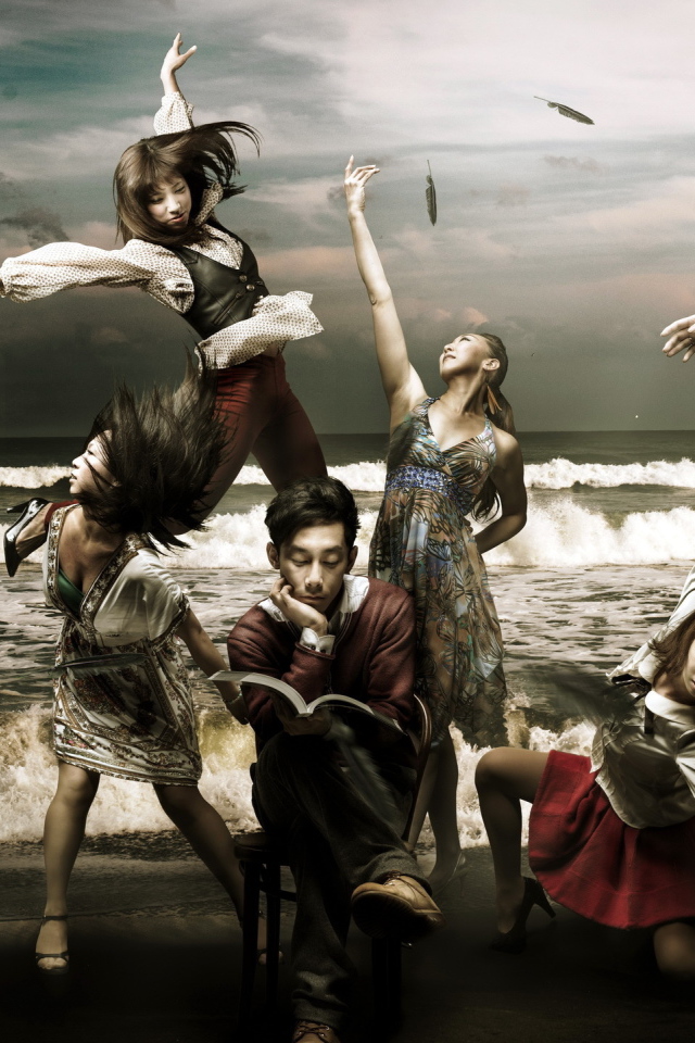 Японские балерины на фоне моря