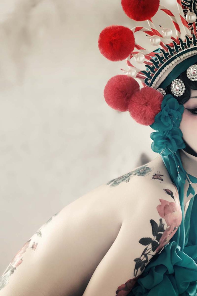 Японская девушка с татуировками